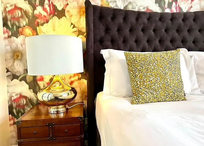 Chic Modern Apartment Suite - Free Parking & Wifi! - 1 Minute Walk To Poole Quay - Great Location - Free Parking - Fast Wifi - Smart Tv - Newly Decorated - Sleeps Up To 2! Close To Poole & Bournemouth & Sandbanks