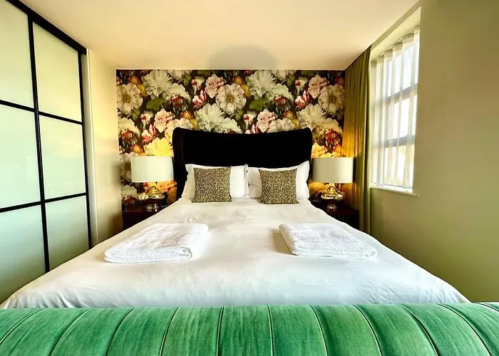 Chic Modern Apartment Suite - Free Parking & Wifi! - 1 Minute Walk To Poole Quay - Great Location - Free Parking - Fast Wifi - Smart Tv - Newly Decorated - Sleeps Up To 2! Close To Poole & Bournemouth & Sandbanks