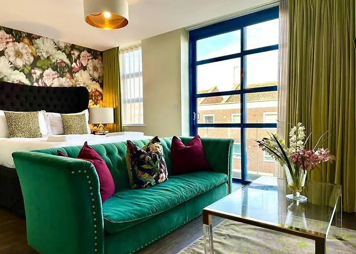 Chic Modern Apartment Suite - Free Parking & Wifi! - 1 Minute Walk To Poole Quay - Great Location - Free Parking - Fast Wifi - Smart Tv - Newly Decorated - Sleeps Up To 2! Close To Poole & Bournemouth & Sandbanks