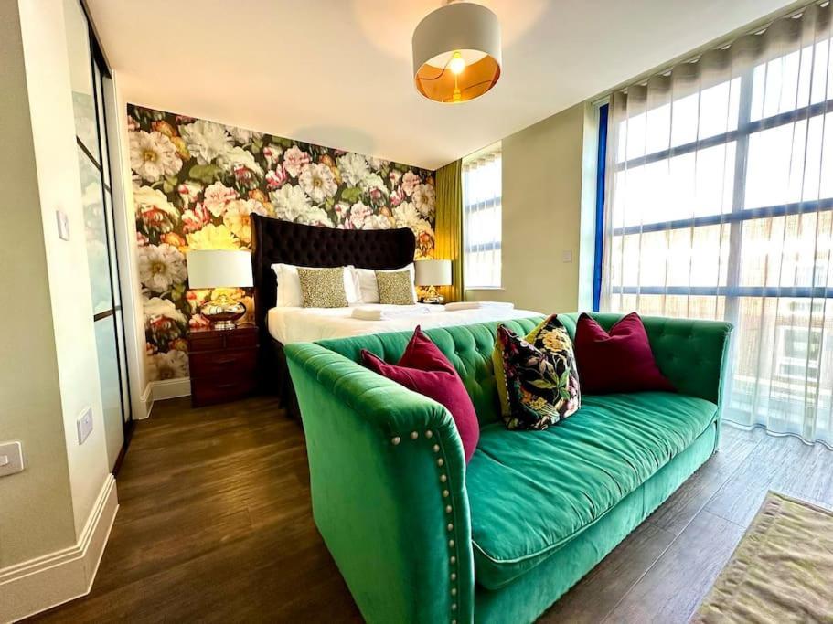 Quayside Chic: Modern Near Harbor