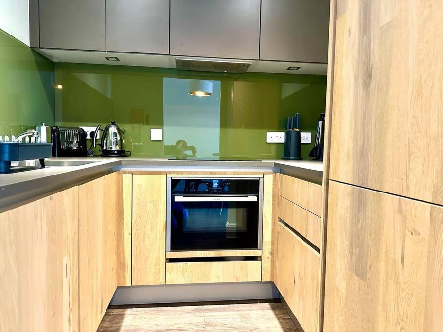 Quayside Chic: Modern Near Harbor Apartment Poole