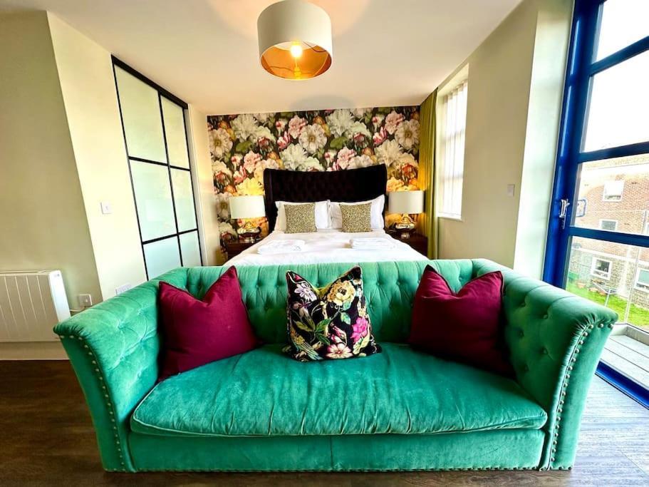 Apartment Quayside Chic: Modern Near Harbor *