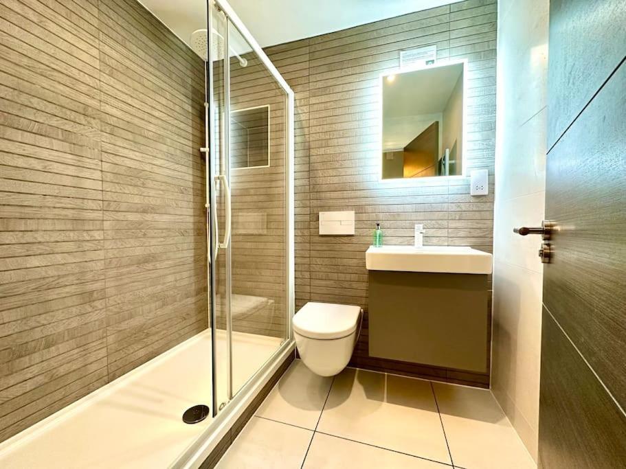 Quayside Chic: Modern Near Harbor