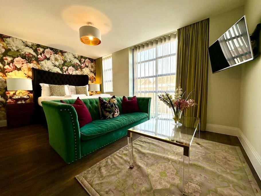 Quayside Chic: Modern Near Harbor * Poole