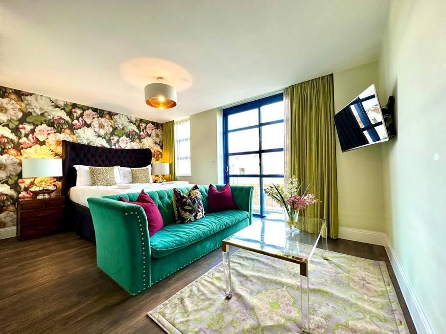 Quayside Chic: Modern Near Harbor *