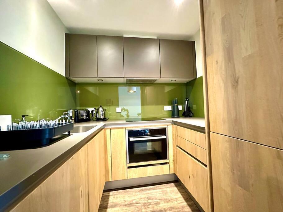 Apartment Quayside Chic: Modern Near Harbor Poole