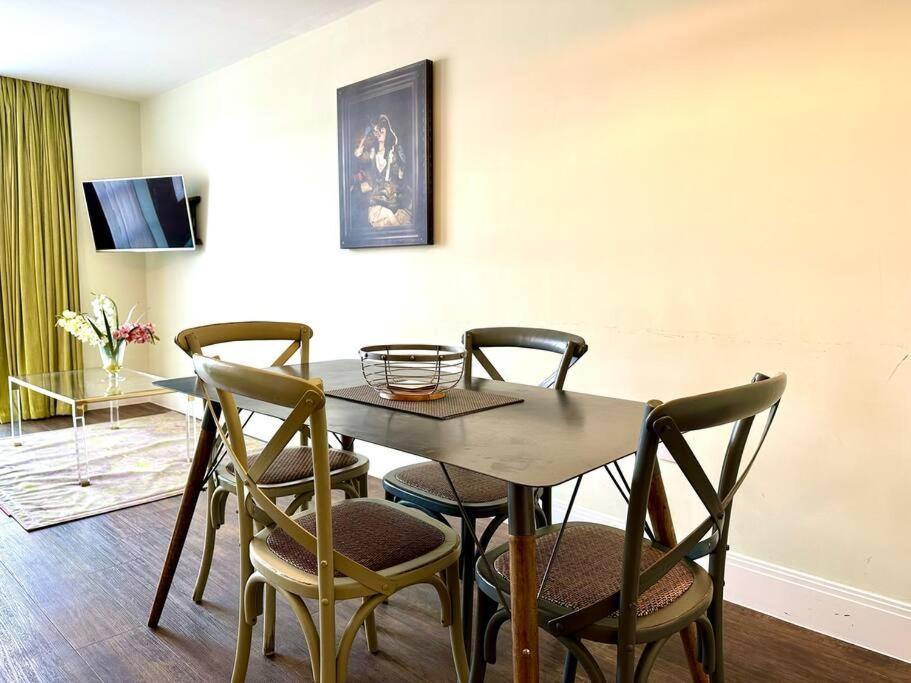 Apartment Quayside Chic: Modern Near Harbor *