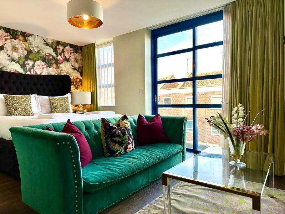Quayside Chic: Modern Near Harbor Apartment Poole