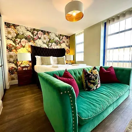 Quayside Chic: Modern Suite Near Poole Harbor Exterior photo